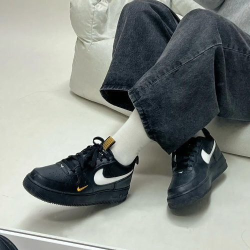 Nike Air Force 1 LV8 Black Gold utcai cipő